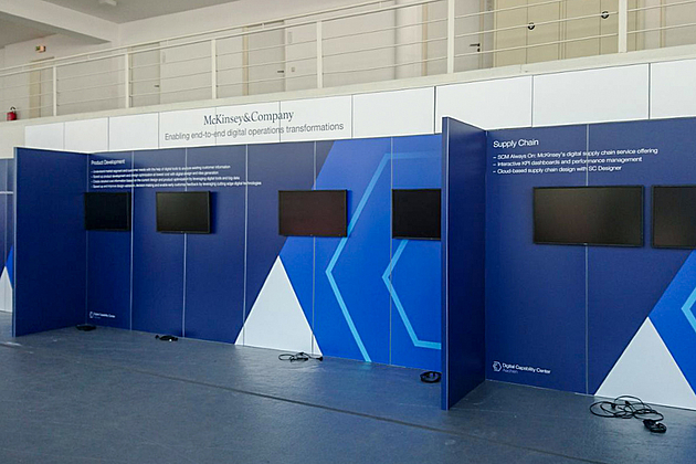 Geteilte Grafik, passgenau für jeden Systemrahmen. Druck, Zuschnitt und Konfektion.