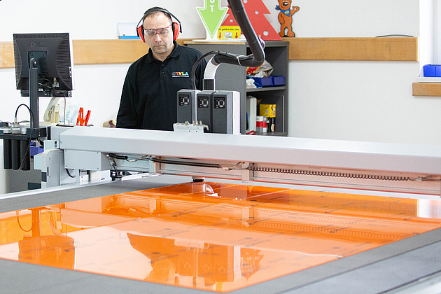 Plattenzuschnitt. Acryl. Konturschnitt auf Maß.