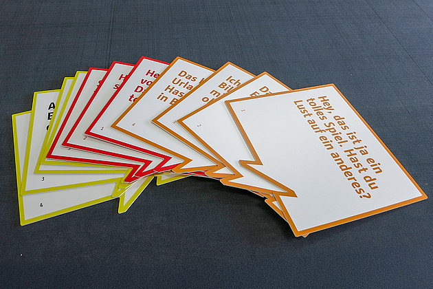 Schilder auf Kontur geschnitten. Sonderformat.