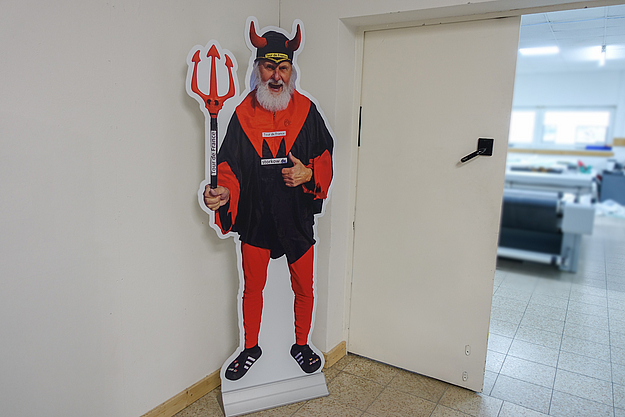 Figurenaufsteller 10mm mit Klemmfuss. Foto auf Kontur.