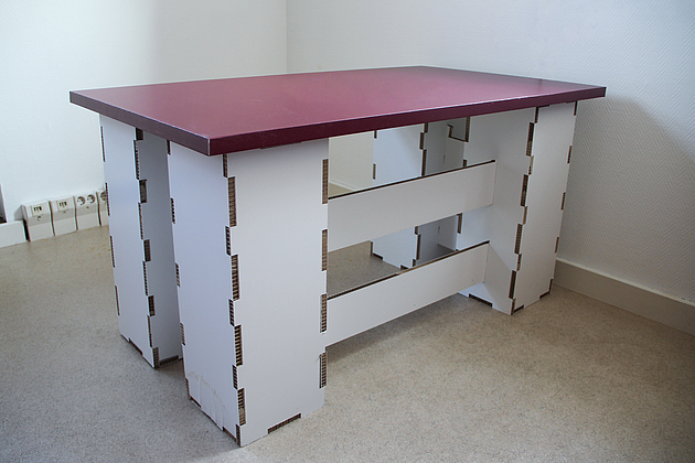 Spezialanfertigung. Schreibtisch aus 16mm Wabenplatte.