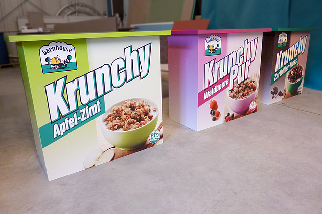 adProm - Promotoren aus 16mm Wabenplatte. Mit Wunschmotiv.