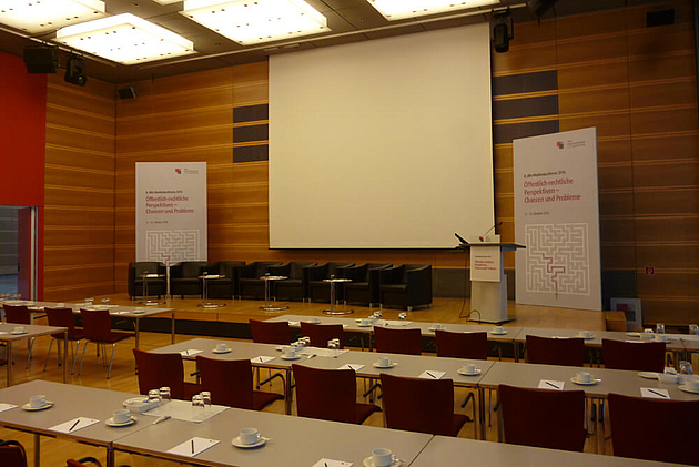 Bühnenrückwände, Textildruck und Rednerpultschilder.