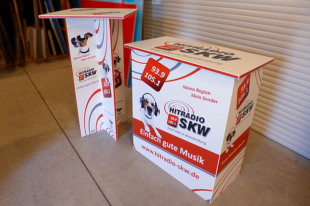 Stehtisch adTab 1100 und Counter adProm aus 10mm Kunstsfoff-Verbundplatte mit Individualdruck.