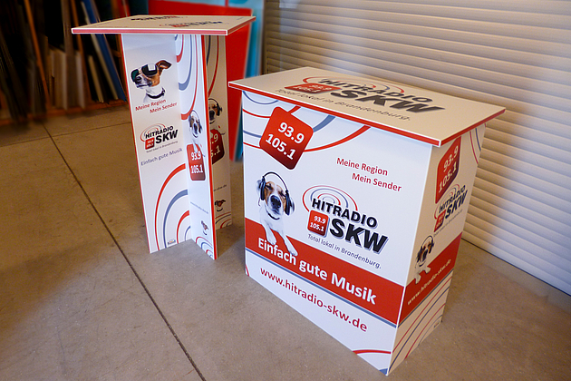 Stehtisch adTab 1100 und Counter adProm aus 10mm Kunstsfoff-Verbundplatte mit Individualdruck.