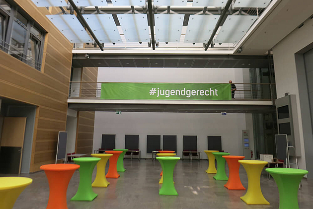 Arbeitsgemeinschaft für Kinder- und Jugendhilfe. Banner. 