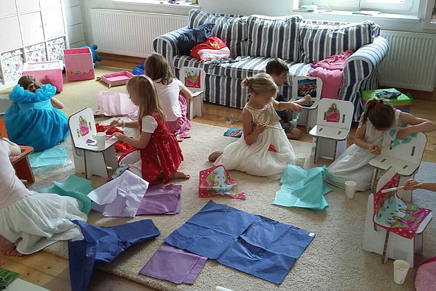 Kinder bemalen ihre Möbel Möbel selber bemalen