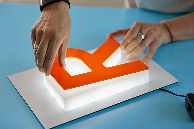 Gefrässter Buchstabe Montage und Test der Leuchtbuchstaben.