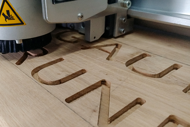 Schriftzug - gefräst in Echholz-Schild.