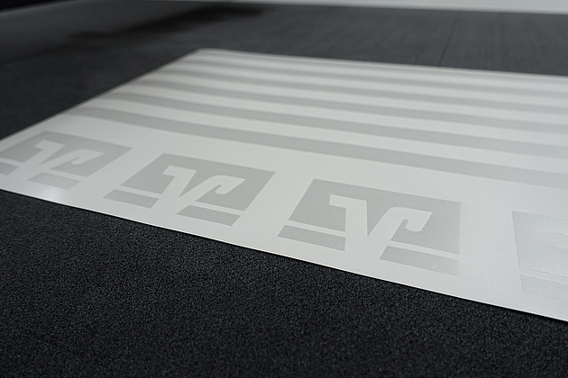 Milchglasfolie mit Plott-Logo. Partielle Fenster-Folienverklebung.