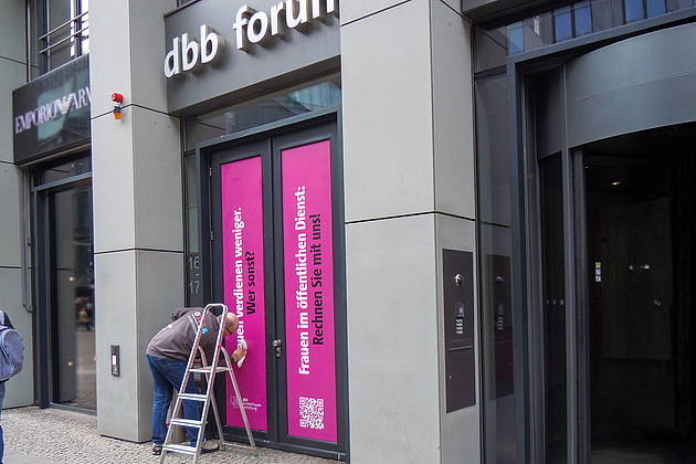 Fensterfolierung, selbstklebende Folie - dbb forum Berlin