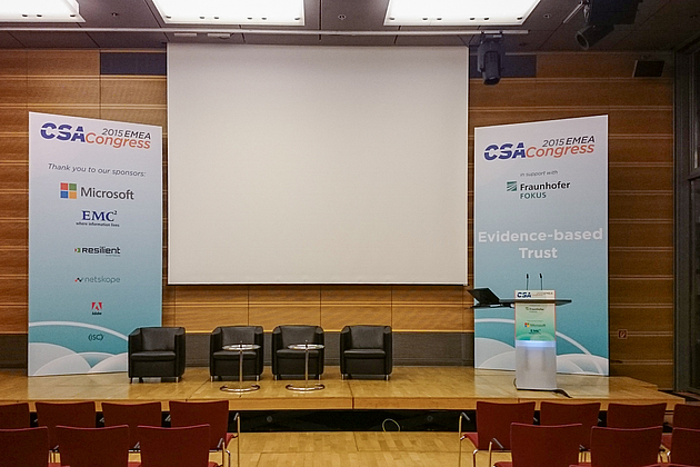 Bühnenrücksetzer mit Textilgrafik.