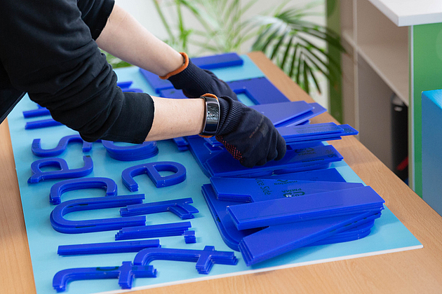 Acrylbuchstaben - Zuschnitt auf Maß - Leuchtwerbung.