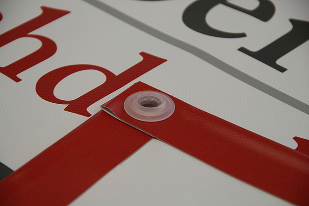 Banner - Öse im Detail