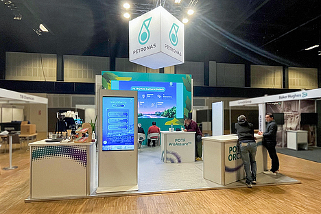 Messestand, Kopfstand mit Videowall. PETRONAS - PTC Berlin 2023.