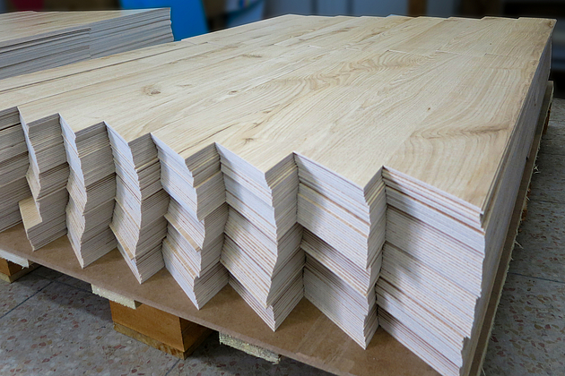 Vinylboden - Zuschnitt im Fischgrät-Design.