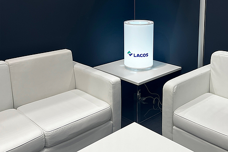 Tischlampe mit E14 Fassung im Messeeinsatz. Eyecatcher im Meetingroom.