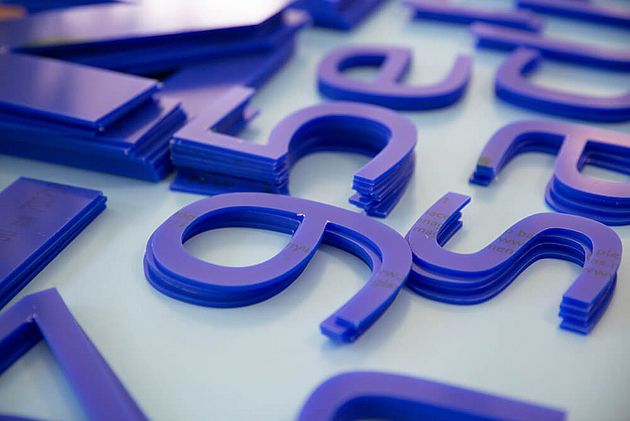 Planung und Produktion von 3D Buchstaben Buchstaben auf Kontur geschnitten.