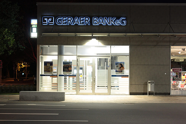 Leuchtwerbung der Geraer Bank Beispiel Leuchtwerbung bei Nacht