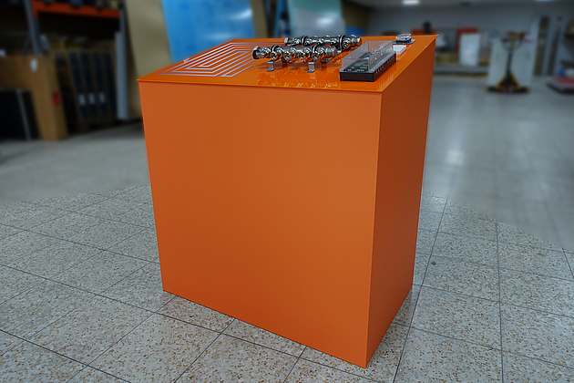 Spezial-Counter zur Produktpräsentation. Sonderbau aus Aluminium-Verbundplatte.